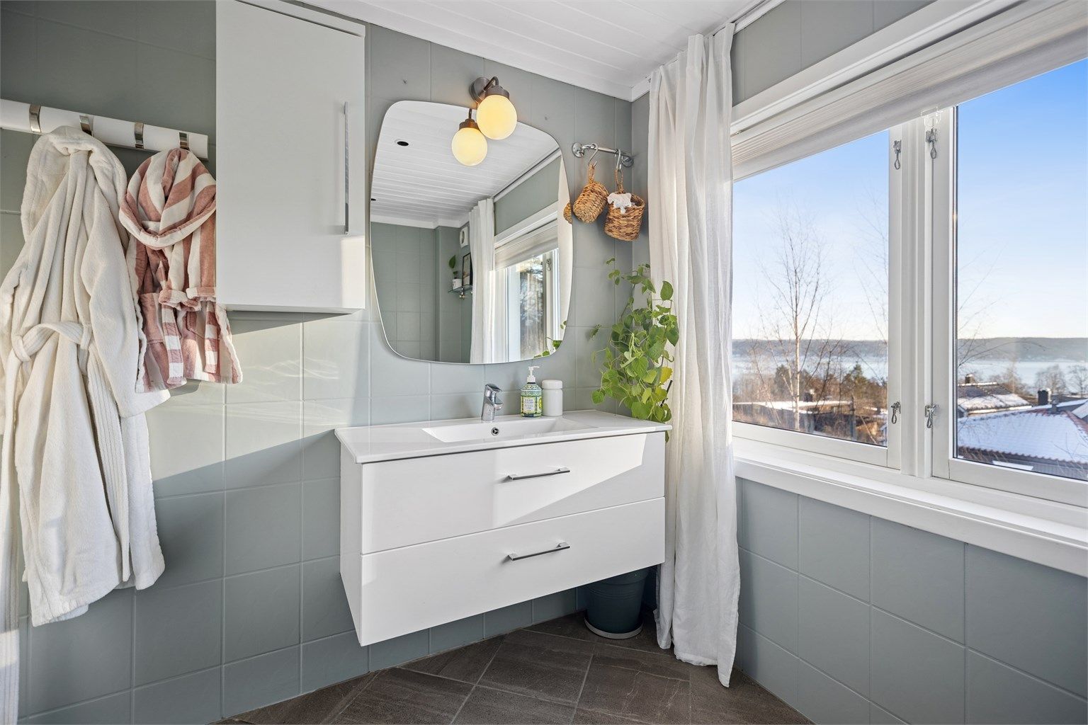 Baderommet, opplyst rehabilitert i 2002 med enkelte oppgraderinger i 2019, fremstår som stilrent og funksjonelt med flislagt gulv med gulvvarme og flislagte vegger. 