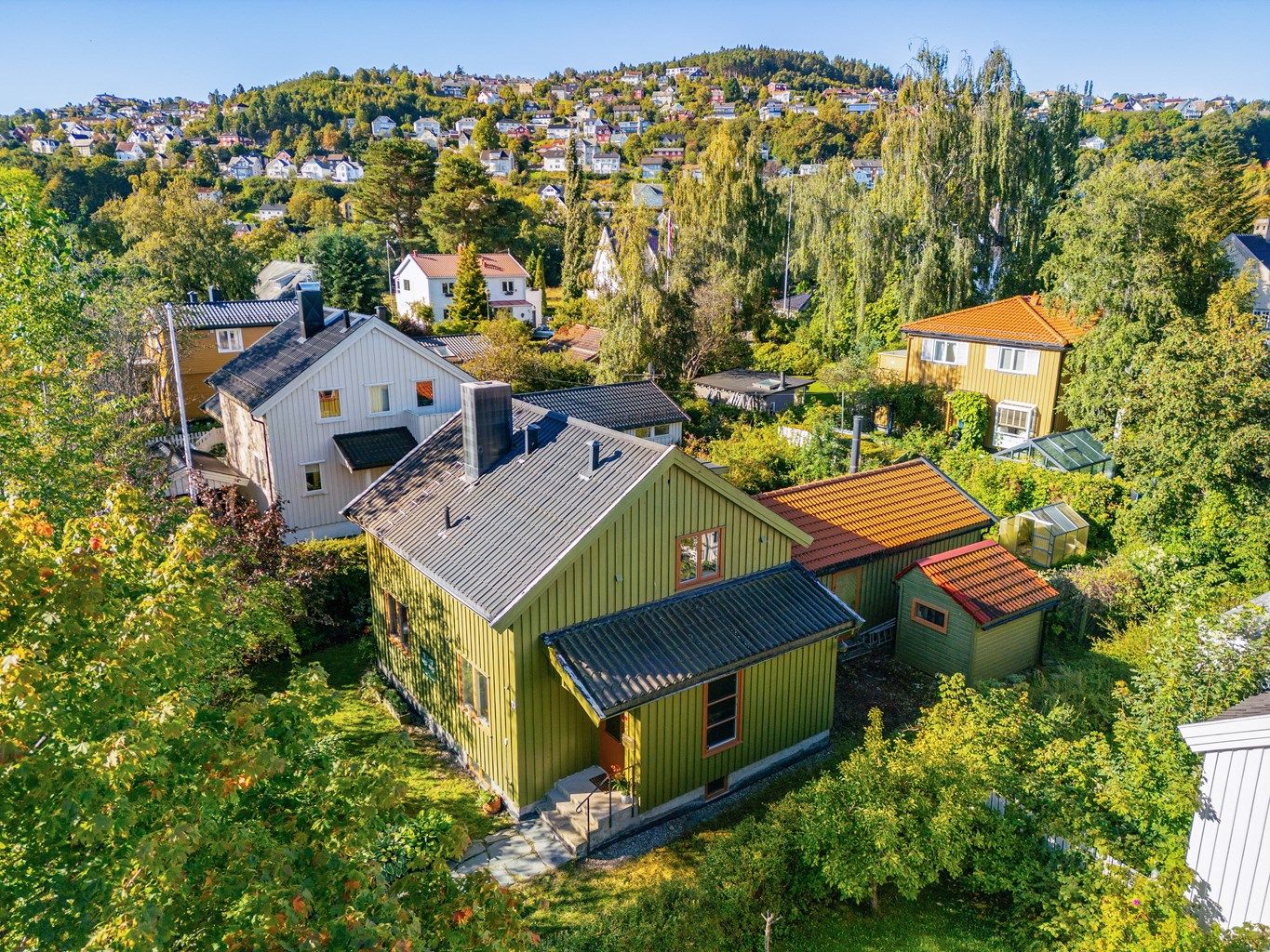 Enebolig på frodig og skjermet tomt med beliggenhet i hjertet av Øya. 