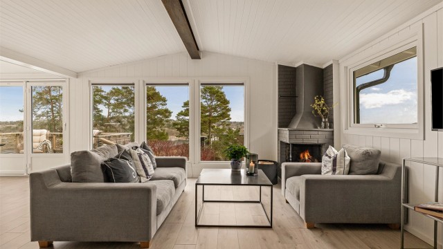 En sosial og åpen sone. Peisen er ypperlig for kjølige sommerkvelder.