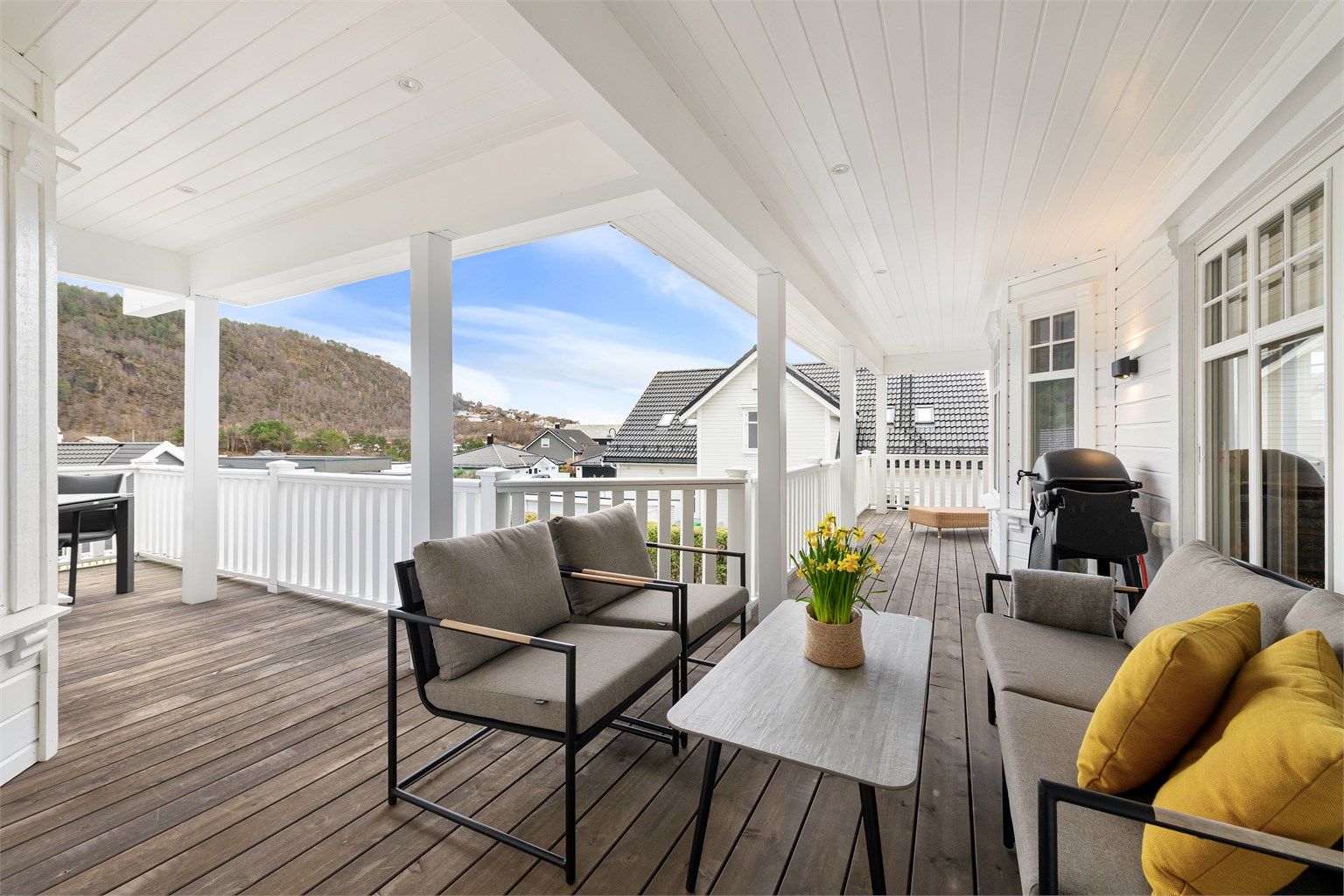 Den overbygde terrassen i andre etasje er på hele 30 m² og har god plass til flere sittegrupper