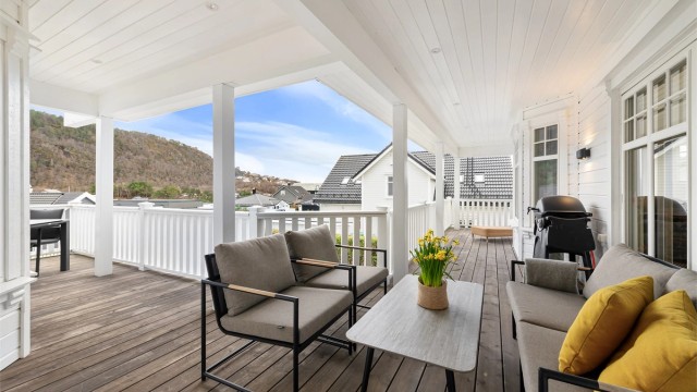 Den overbygde terrassen i andre etasje er på hele 30 m² og har god plass til flere sittegrupper