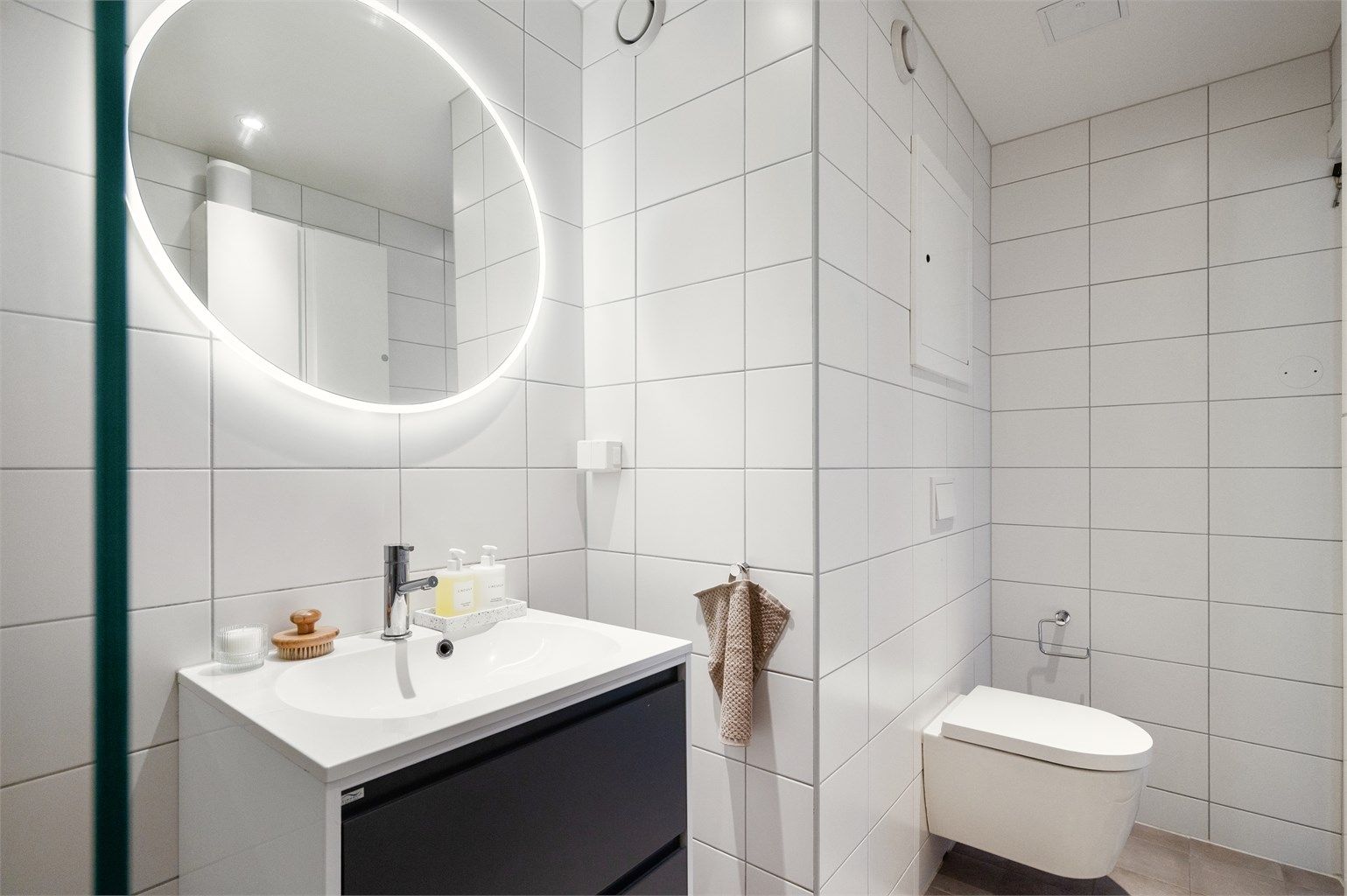 Badet har god størrelse og tidløse farger og materialvalg