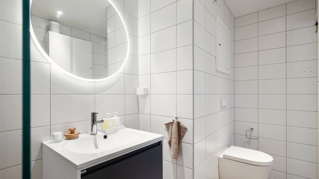 Badet har god størrelse og tidløse farger og materialvalg