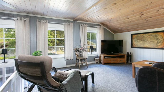 Loftet ble etterisolert med 100mm glassplater i 2021.