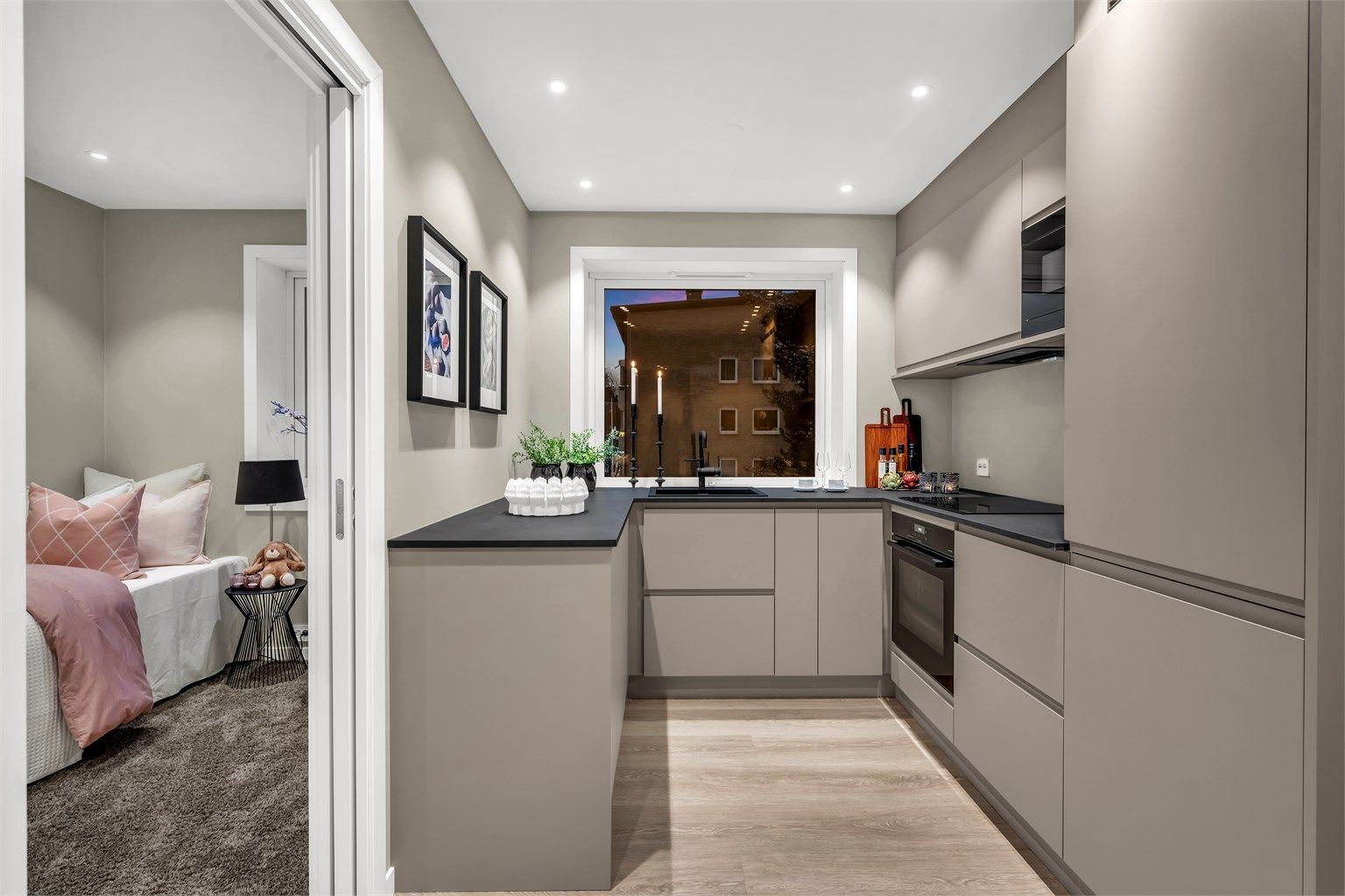 Fra kjøkkenet er det enkel adkomst til to av leilighetens tre soverom.