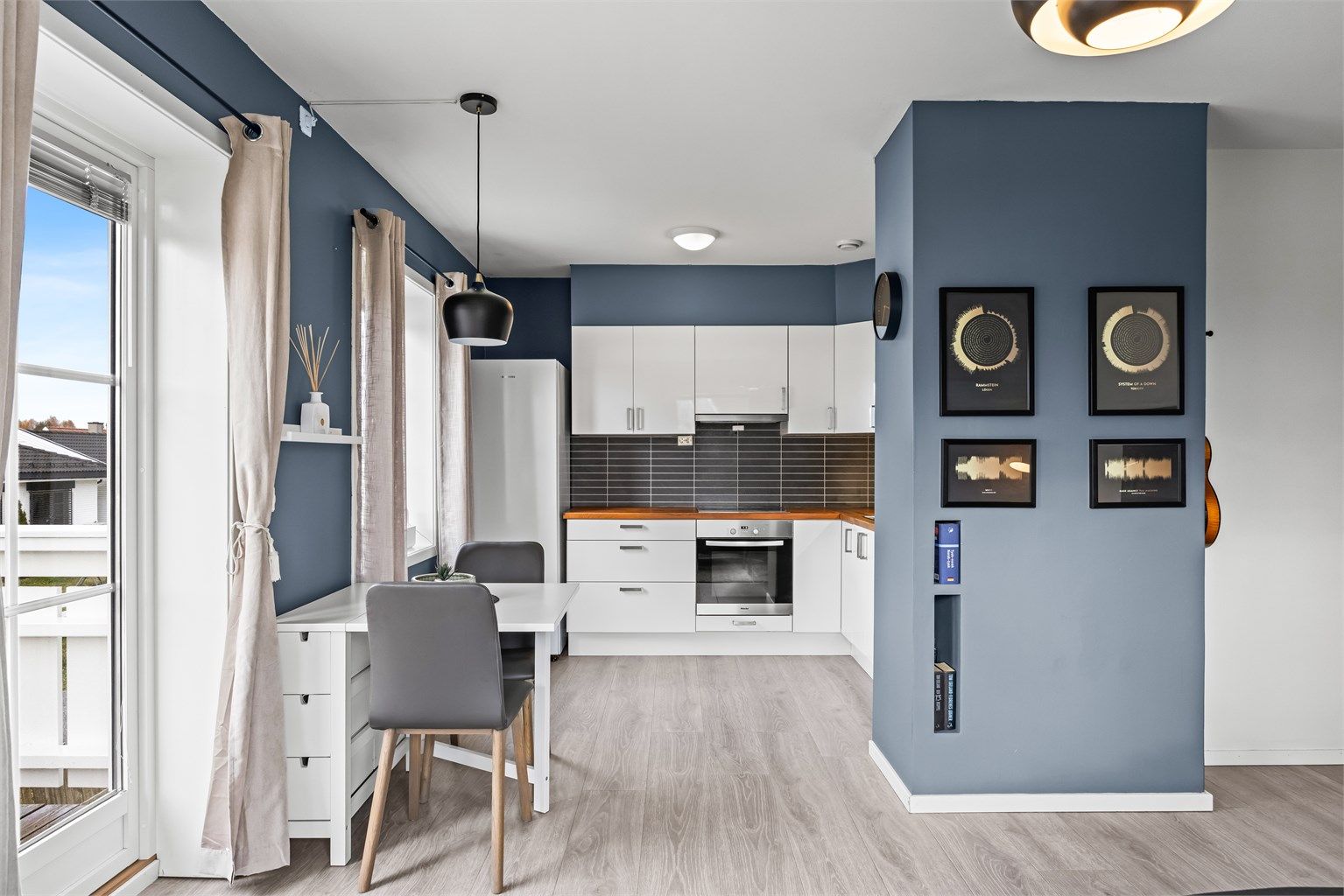 Kjøkkeninnredning fra IKEA med hvite fronter og benkeplate i heltre.