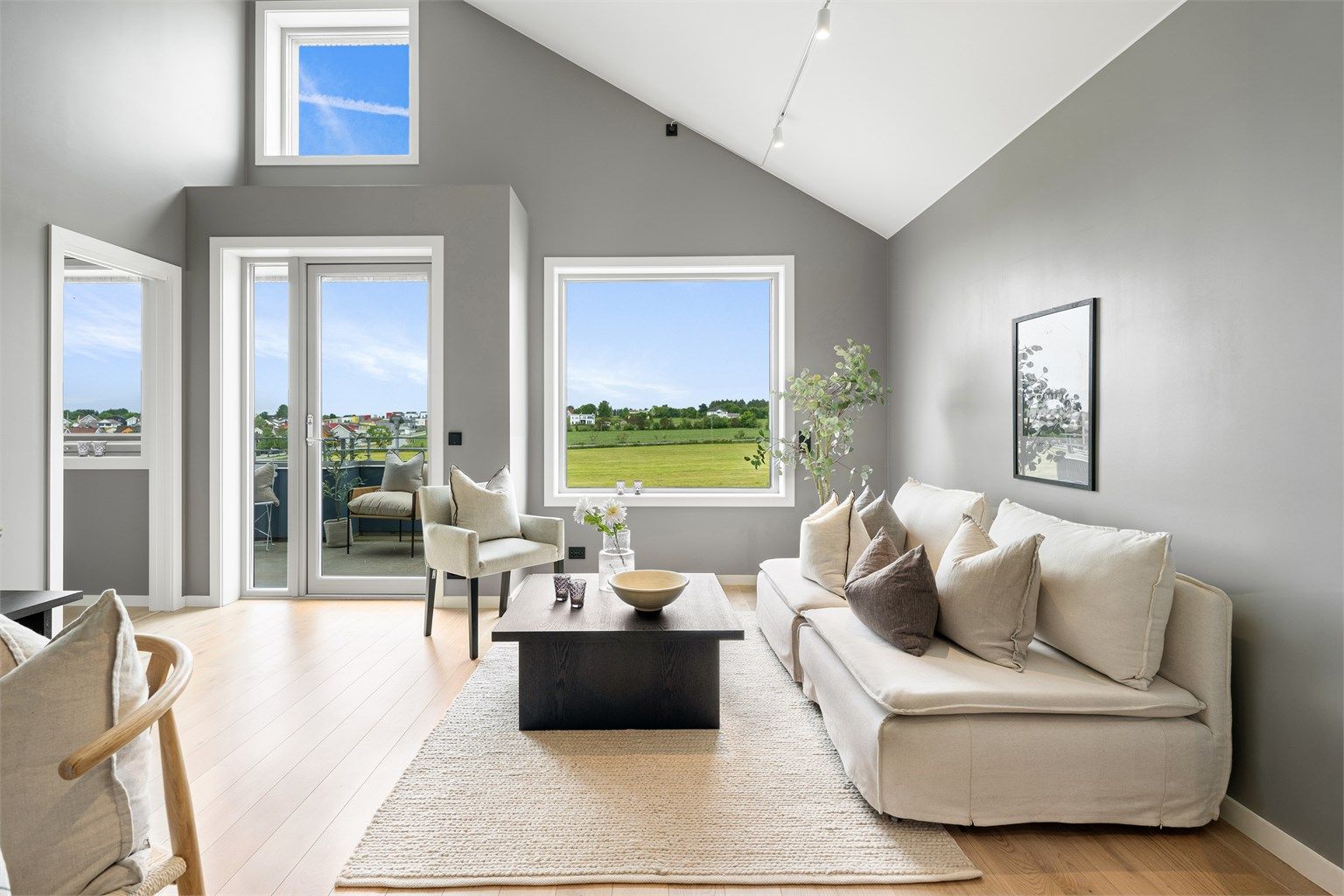 Denne flotte leiligheten har et moderne utseende med både takhøyde og store vinduer med et vakkert naturlig lysinnfall som skaper en herlig romfølelse. Stuen har imponerende takhøyde med fine vinkler og gode lysforhold fra flere vinduer. 