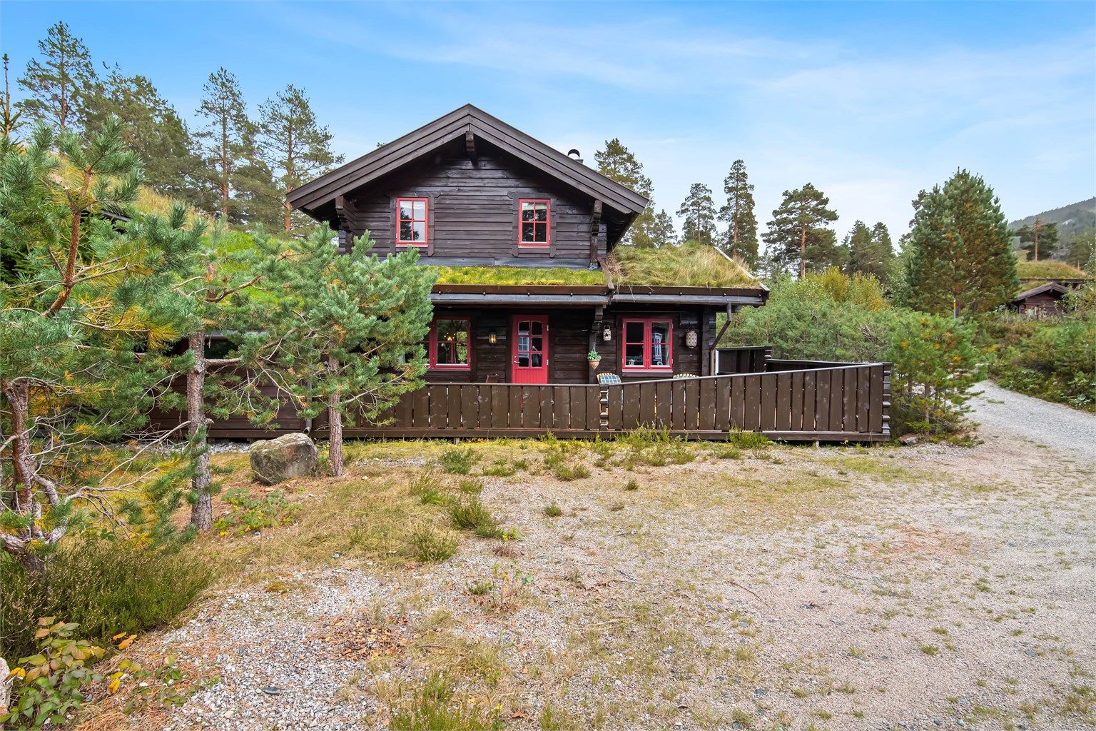 Tomten er opparbeidet med gruset bilvei til hyttene og parkering i forbindelse med disse. For øvrig naturtomt som er bestående av naturlig vegetasjon.