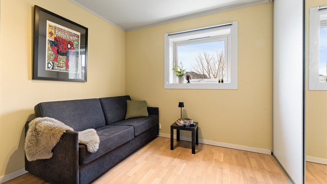 Leilighetens andre soverom er også utstyrt med en praktisk skyvedørsgarderobe.