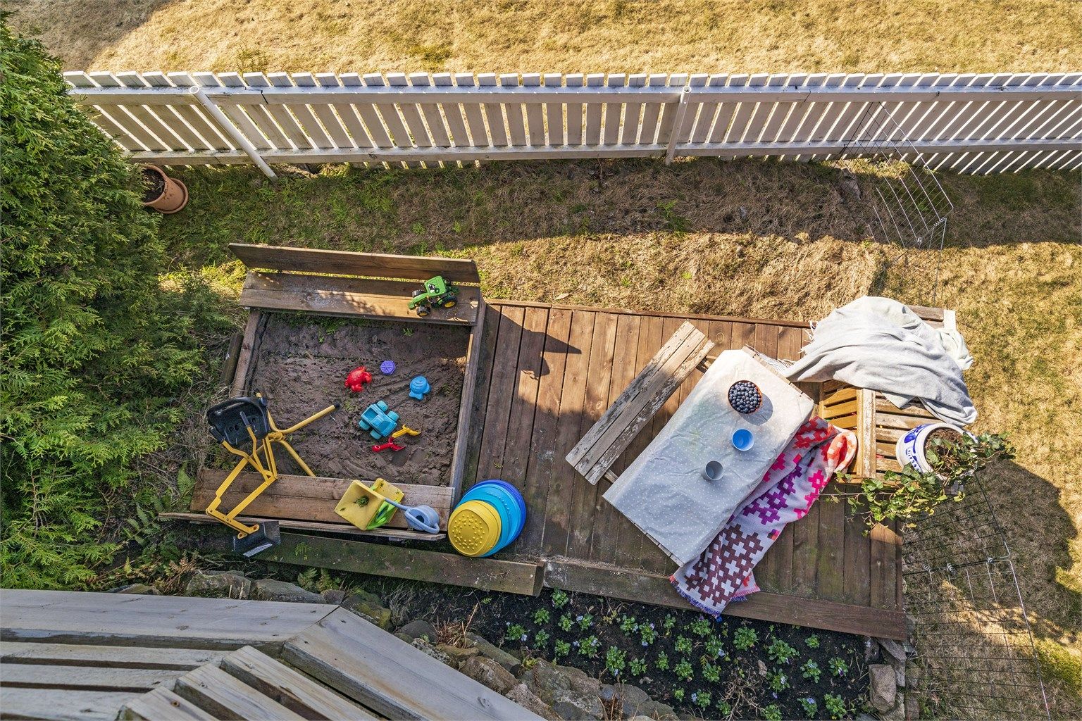 På hagens nedre plan er det både sandkasse og markterrasse, her kan de minste kose seg dagen lang