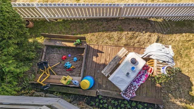 På hagens nedre plan er det både sandkasse og markterrasse, her kan de minste kose seg dagen lang