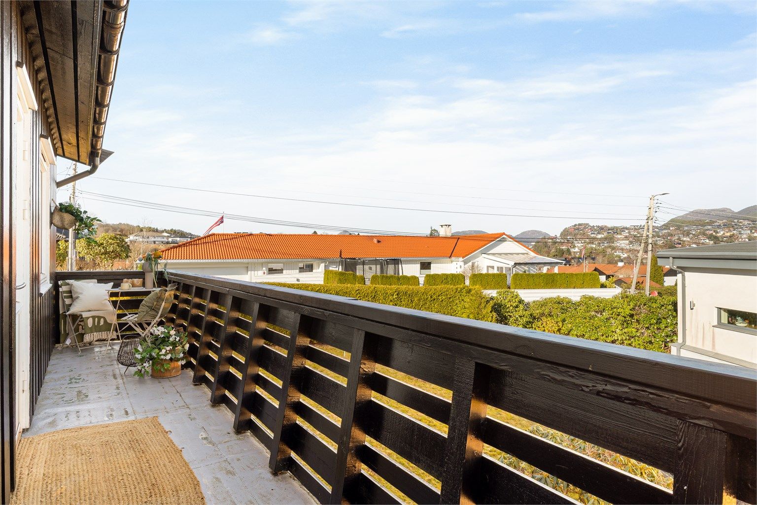 Balkongen er 7 kvm og er nord-østvendt og har plass til cafè bord og to stoler.