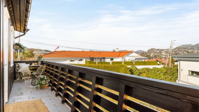 Balkongen er 7 kvm og er nord-østvendt og har plass til cafè bord og to stoler.