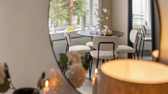 Et innbydende oppholdsrom med høy trivselsfaktor og gode rammer for både hverdagsliv og sosiale sammenkomster.