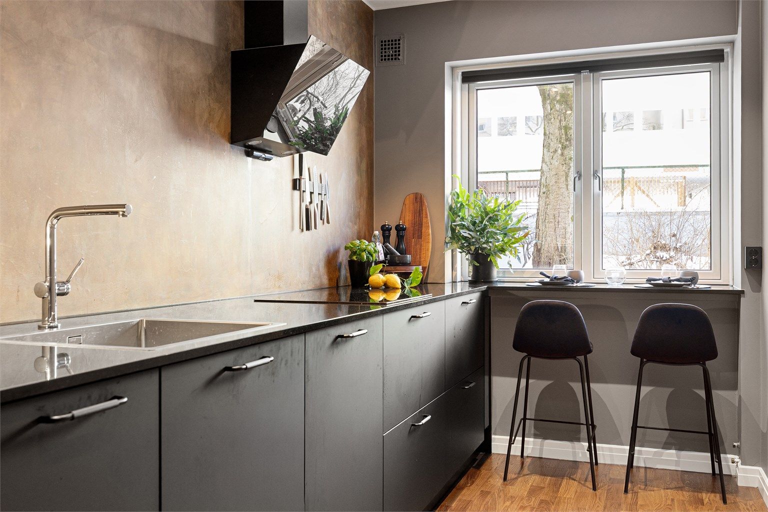 Kjøkkenet har en solid benkeplate i svart granitt.