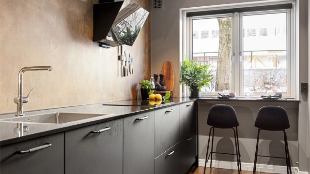 Kjøkkenet har en solid benkeplate i svart granitt.