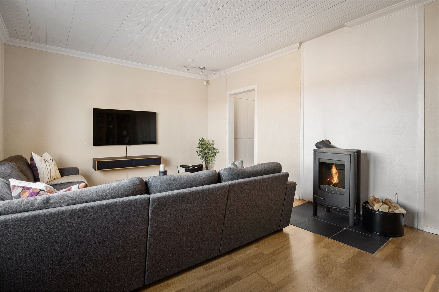 Peisovn etablert i stue for oppvarming 