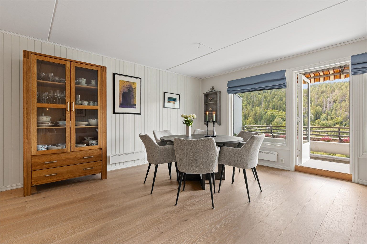  Det er god plass til både sofagruppe og spisestue i stuen, og med lyse flater er det et behagelig rom å oppholde seg i.
