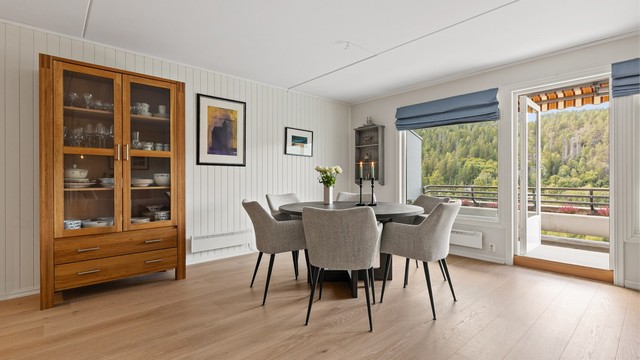 Det er god plass til både sofagruppe og spisestue i stuen, og med lyse flater er det et behagelig rom å oppholde seg i.