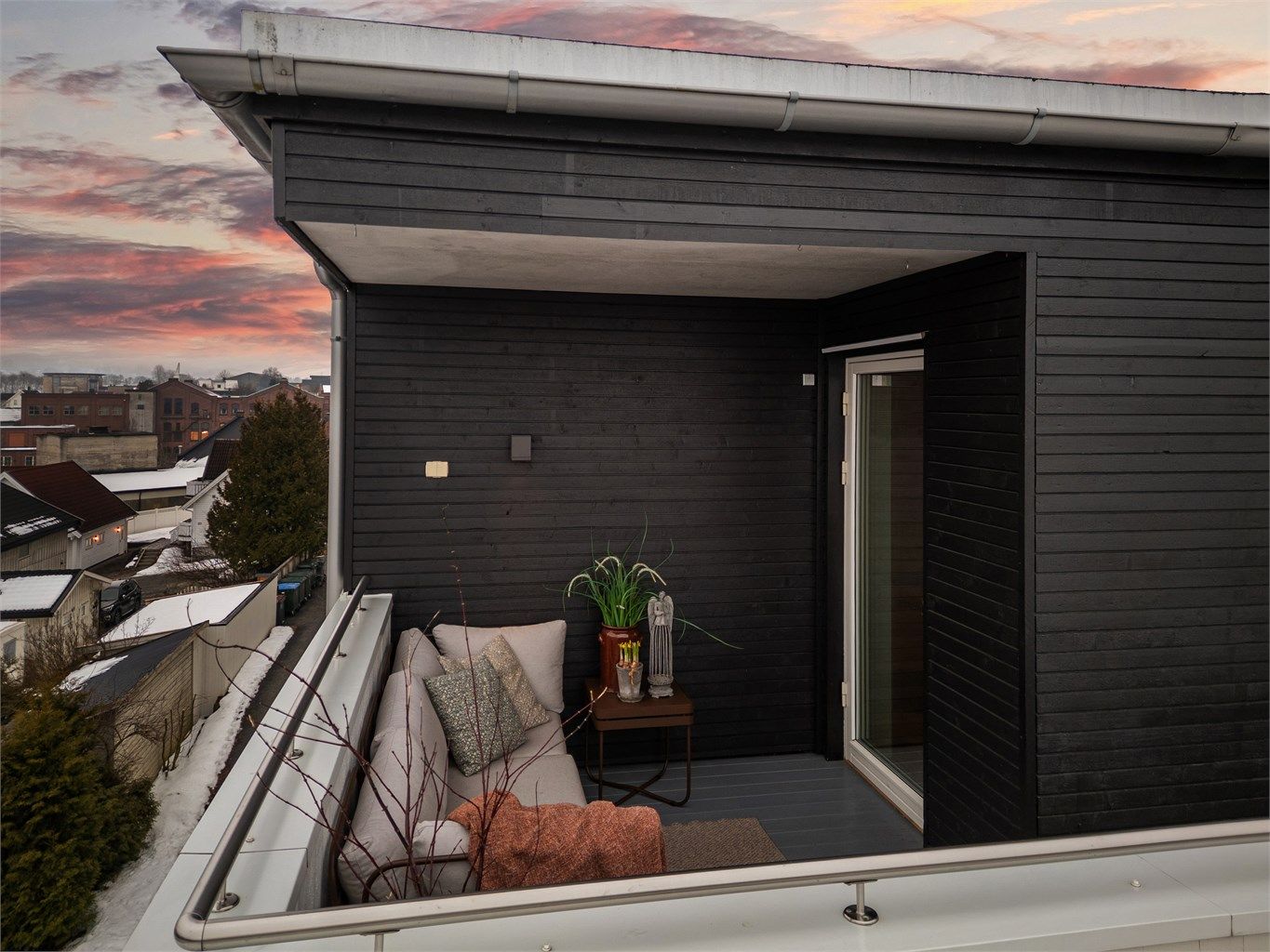 Det er to utganger fra stuen til balkongen fra to sider av stuen.