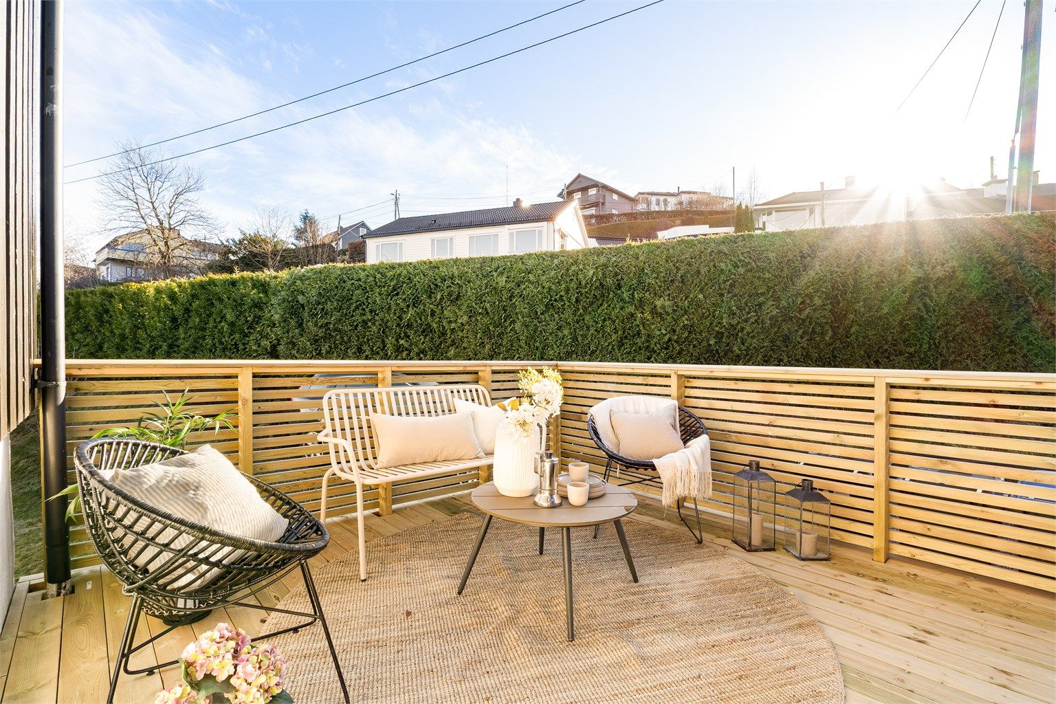 Om sommeren opplyser selger at det er sol fra ca. 05:30 til 21:30.