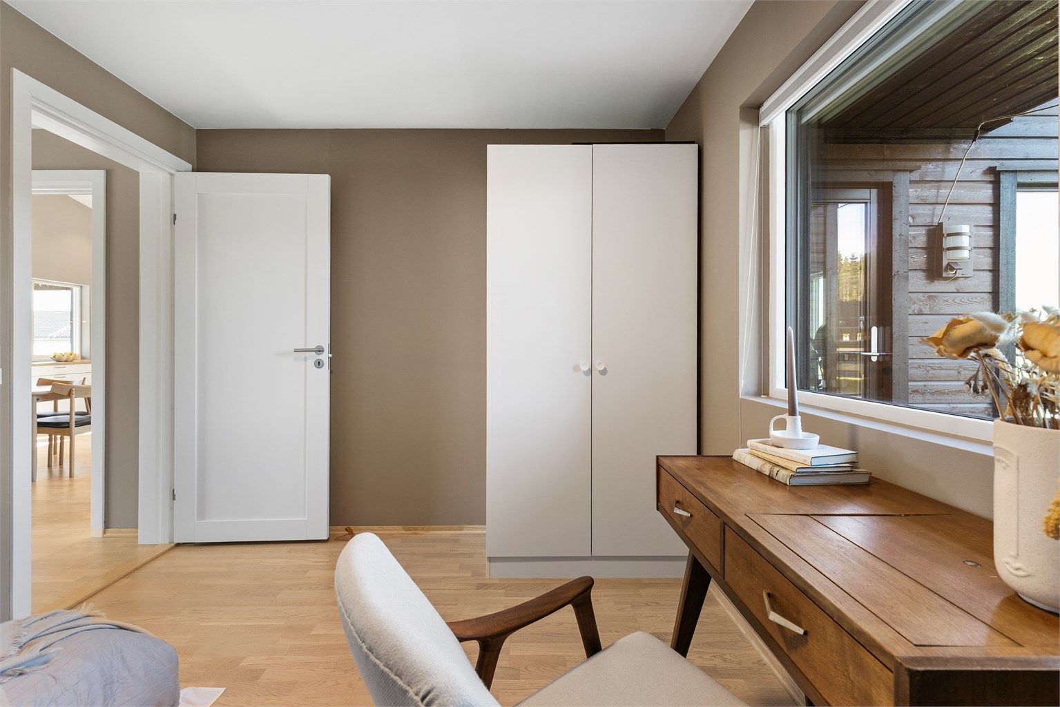 Det andre soverommet i hovedetasjen har gulvvarme og god plass til både seng og arbeidsplass.