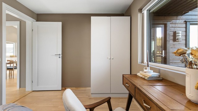 Det andre soverommet i hovedetasjen har gulvvarme og god plass til både seng og arbeidsplass.