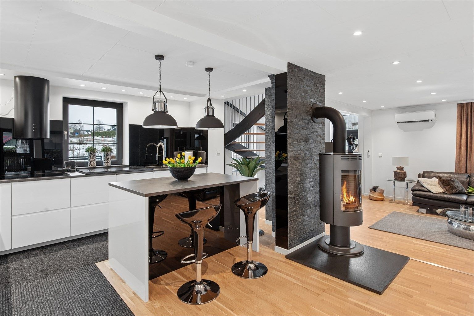 Åpen løsning mellom kjøkken, spisestue og stue. 