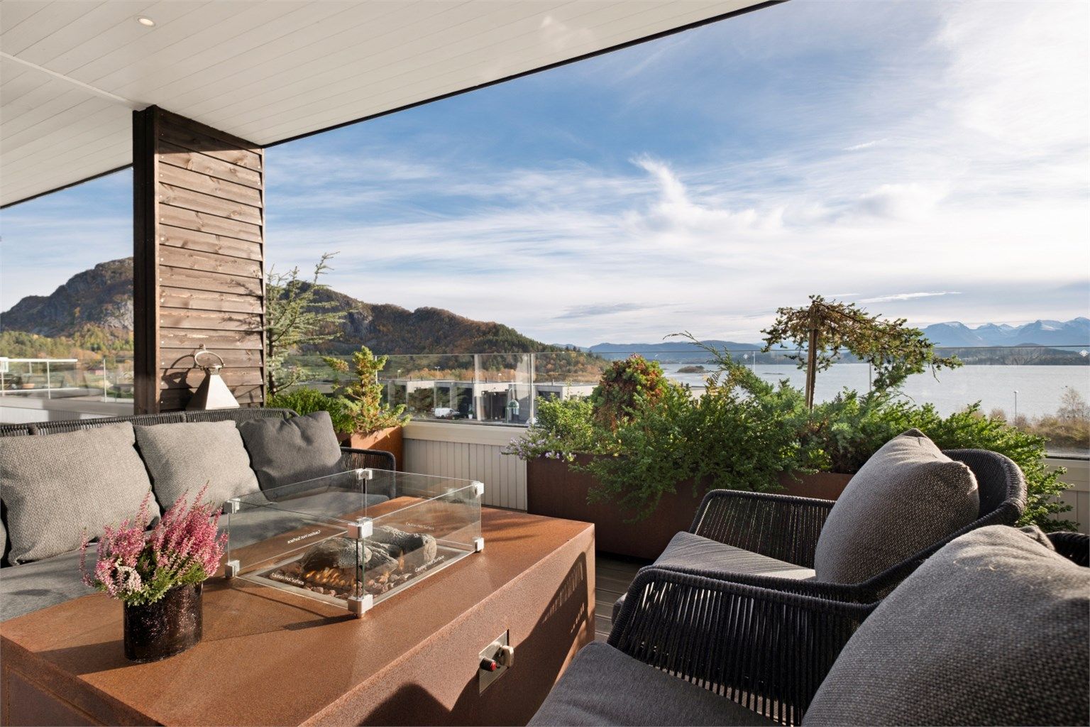 Fra terrassen kan man nyte utsikt mot fjorden. Terrassen har glassrekkverk som sikrer en flott utsikt