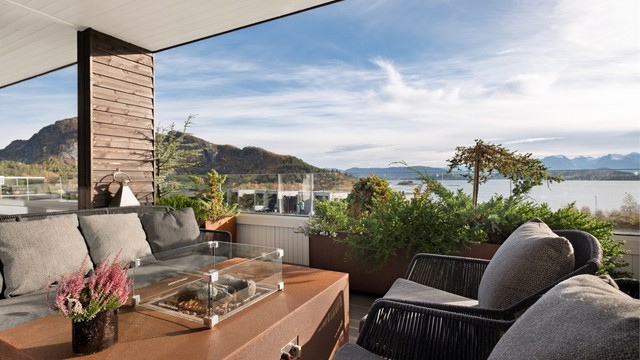 Fra terrassen kan man nyte utsikt mot fjorden. Terrassen har glassrekkverk som sikrer en flott utsikt