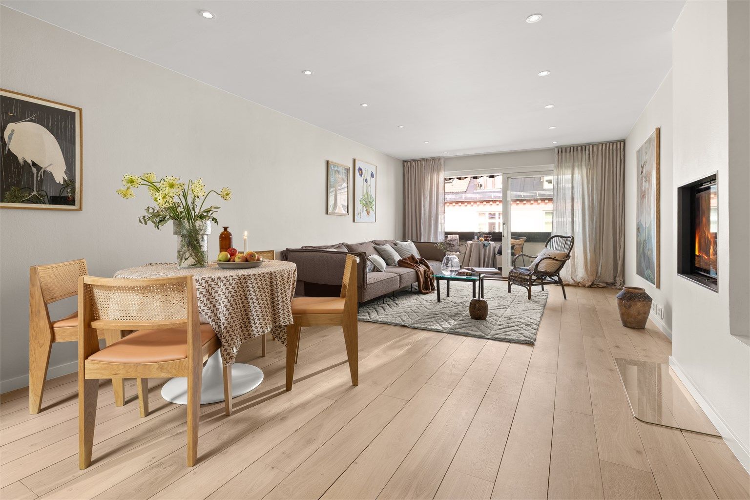 I stuen er det god plass til en stor sofagruppe, lenestoler og tv-/mediastasjon, og i overgangen til kjøkkenet er det rom for å samle gjester til hyggelige måltider rundt et spisebord.