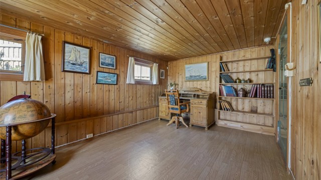 Rommet egner seg godt som en tilbaketrukket sone, bibliotek eller kontor.