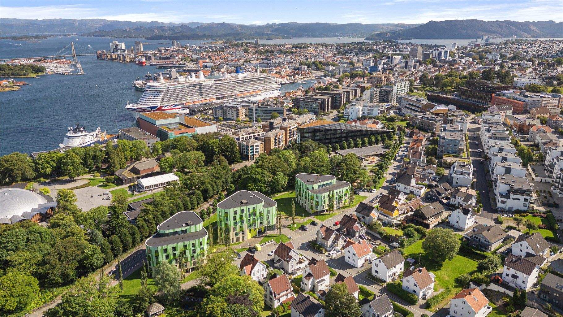 Boligen er bliggende meget sentralt på Bjergsted, like ved Stavanger sentrum, Bjergsteds parken og konserthuset.  Det er umiddelbar nærhet til alt sentrum har å tilby, Bjergsted, Tasta, Kampen, Gamle Stavanger m.m.