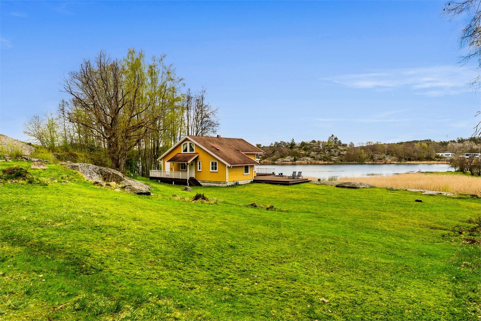 Dette er et sommerparadis med myk grønn plen, varme svaberg og intim strand. Nyt sommeren med bading, bølgeskvulp og krabbefiske. 