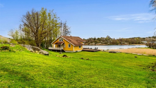 Dette er et sommerparadis med myk grønn plen, varme svaberg og intim strand. Nyt sommeren med bading, bølgeskvulp og krabbefiske.