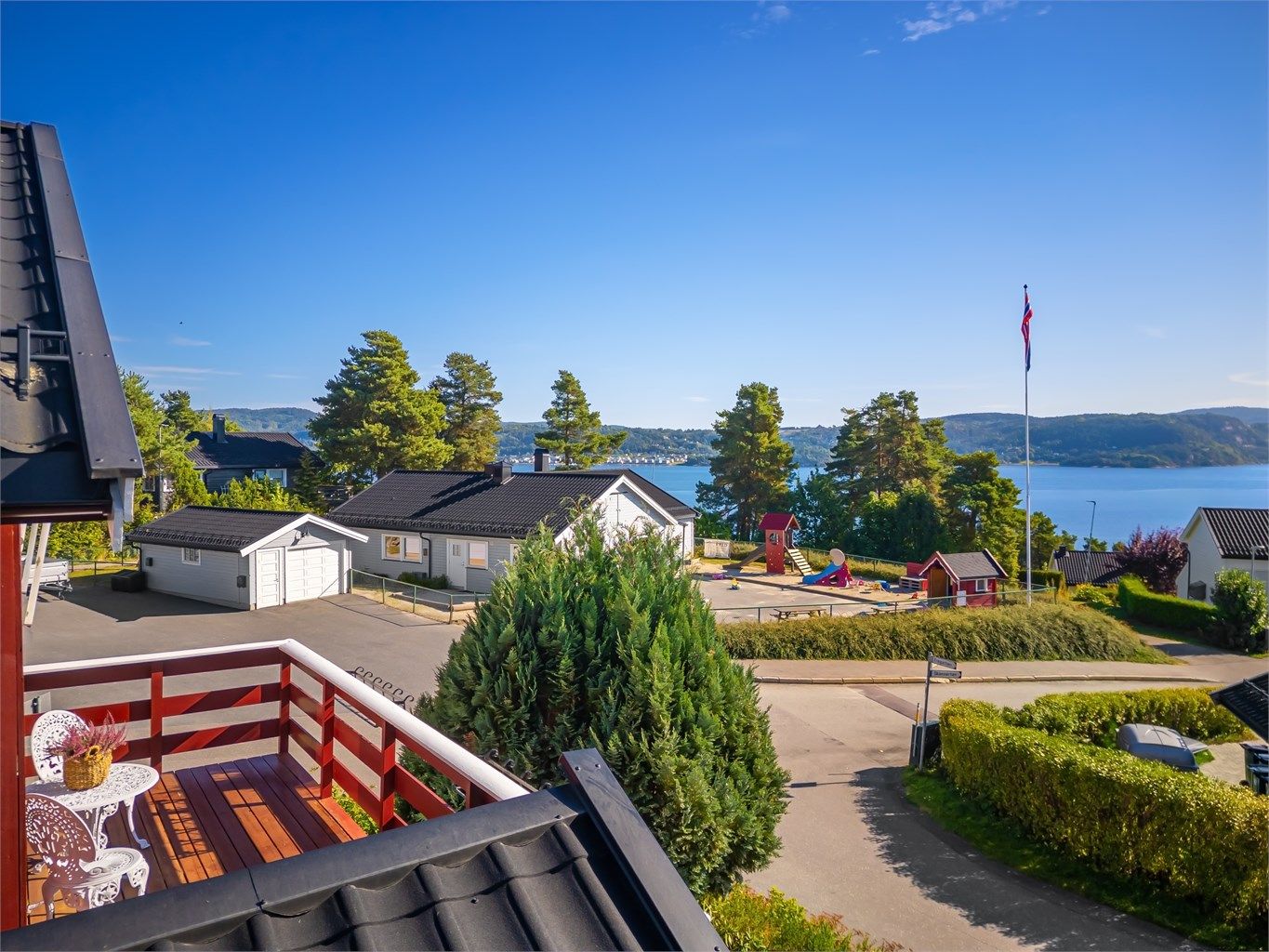 Her får du en familievennlig bolig med flott fjordutsikt i et rolig og attraktivt nabolag.
Foto: Ole Thoresen.