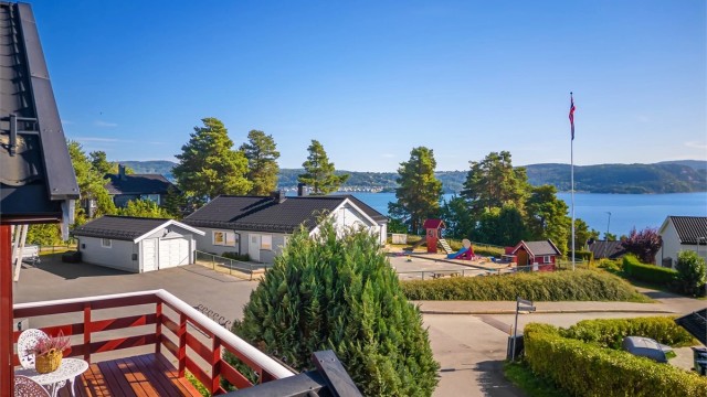 Her får du en familievennlig bolig med flott fjordutsikt i et rolig og attraktivt nabolag.
Foto: Ole Thoresen.