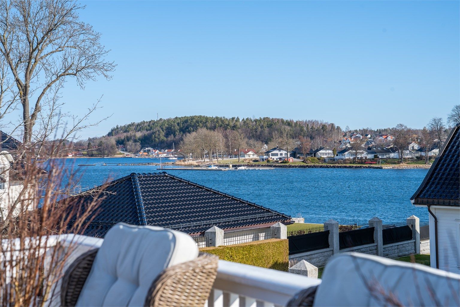 Nydelige uteområdet med gode solforhold og fantastisk sjøutsikt mot innseilingen til Tønsberg.