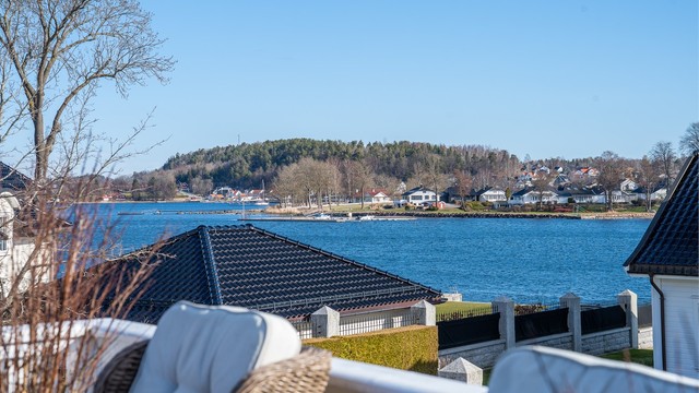Nydelige uteområdet med gode solforhold og fantastisk sjøutsikt mot innseilingen til Tønsberg.