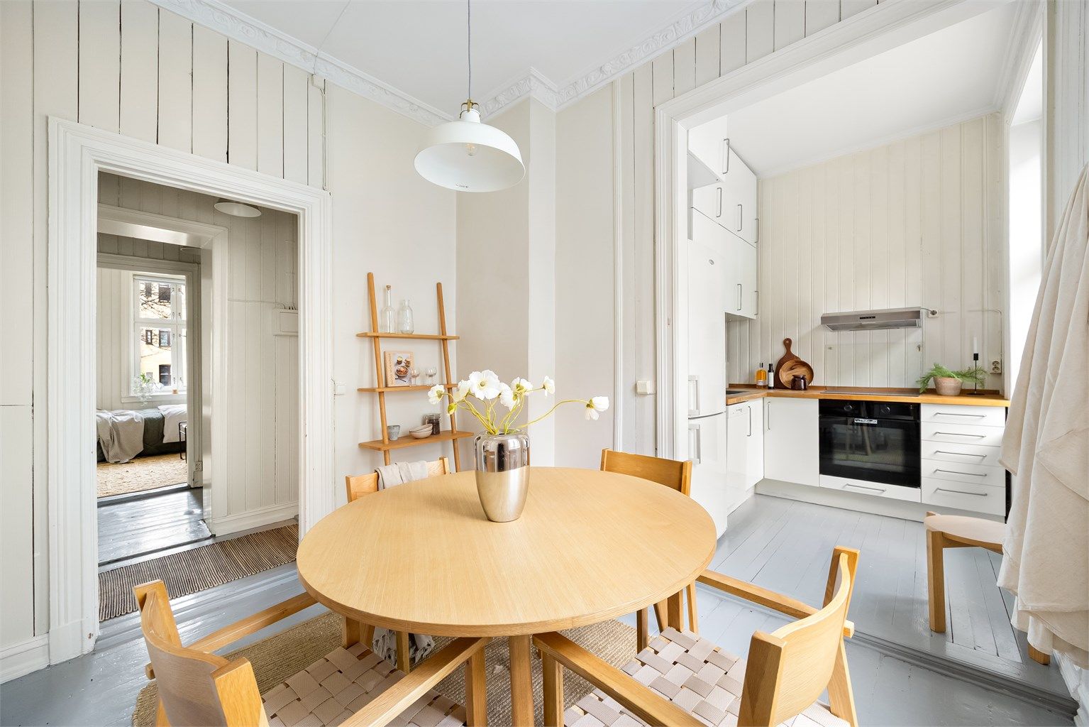 Hyggelig kjøkken som er holdt i en praktisk separat løsning der du får en fin sone for matlagingen.