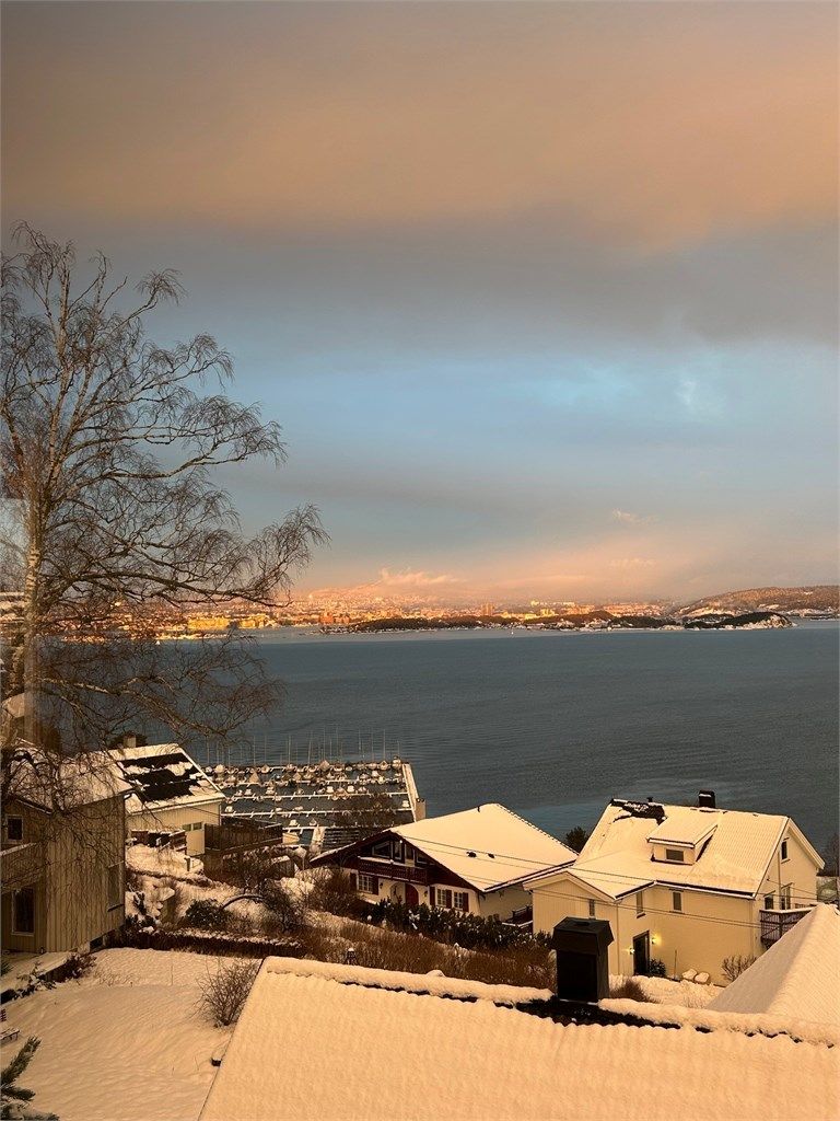 Selgers foto: Her kan du avslutte dagen med panoramautsikt, vakre farger på himmelen og en rolig atmosfære over fjorden.