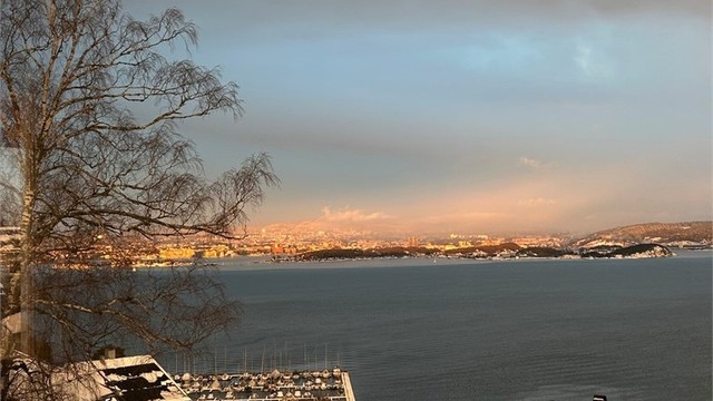 Selgers foto: Her kan du avslutte dagen med panoramautsikt, vakre farger på himmelen og en rolig atmosfære over fjorden.
