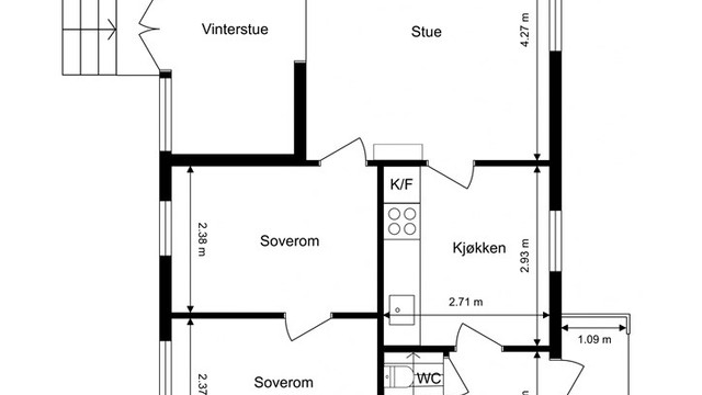 Første etasje i fritidsboligen rommer stue, kjøkken, vinterstue, to soverom og toalettrom.