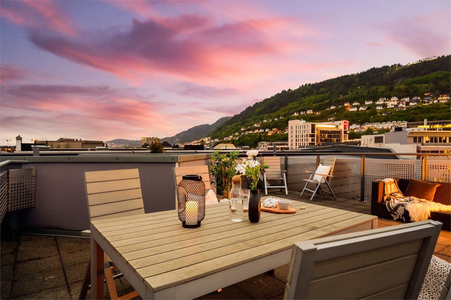 - En romslig hjørneleilighet med heisadkomst og felles takterrasse med flott utsikt over byen -