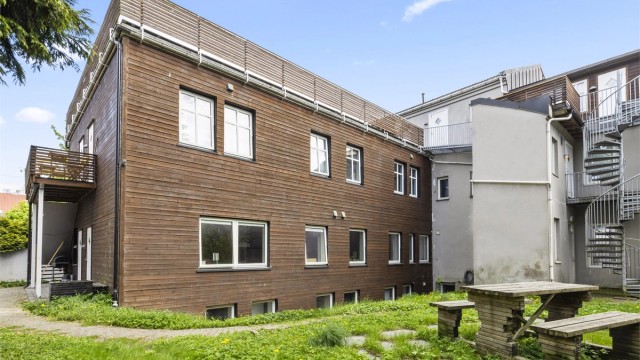 Rolig og tilbaketrukket bakgårdsbygg med felles hageareal til disposisjon for beboere