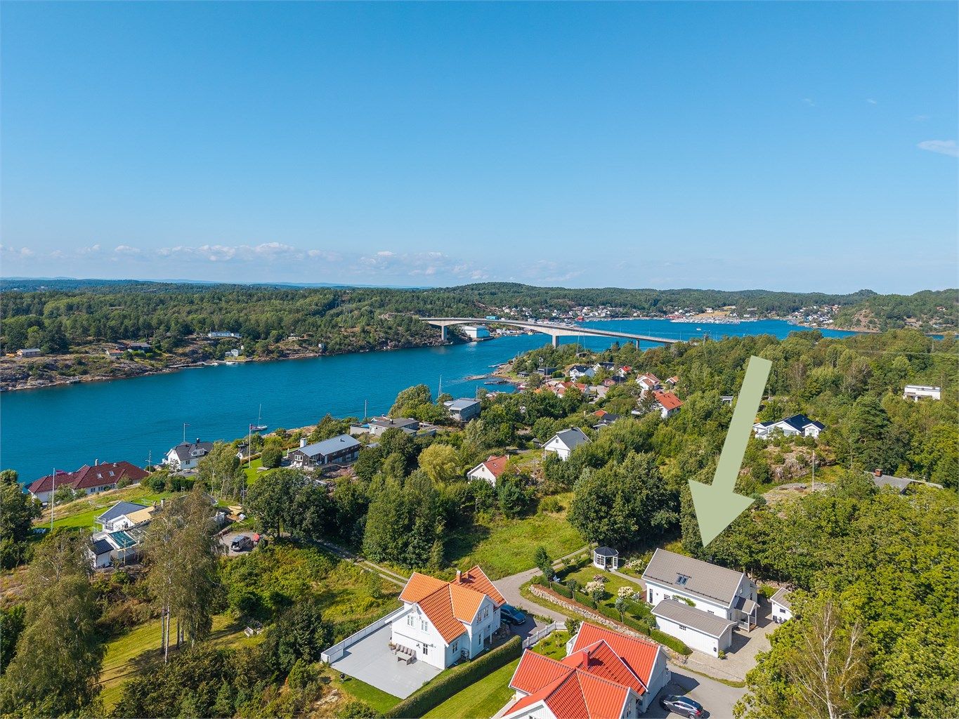 Idyllisk og velholdt enebolig med nydelig hage, lysthus og gode solforhold. Garasje. Gangavstand til sjø og strand