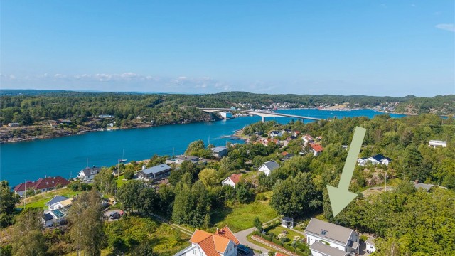 Idyllisk og velholdt enebolig med nydelig hage, lysthus og gode solforhold. Garasje. Gangavstand til sjø og strand