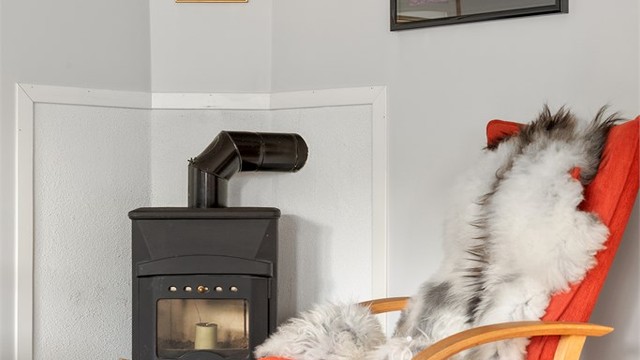 Boligen er oppvarmet med elektrisitet kombinert med peisovn. Peisovnen egner seg perfekt for kjølige vintre og sene høstkvelder til både oppvarming og hygge.