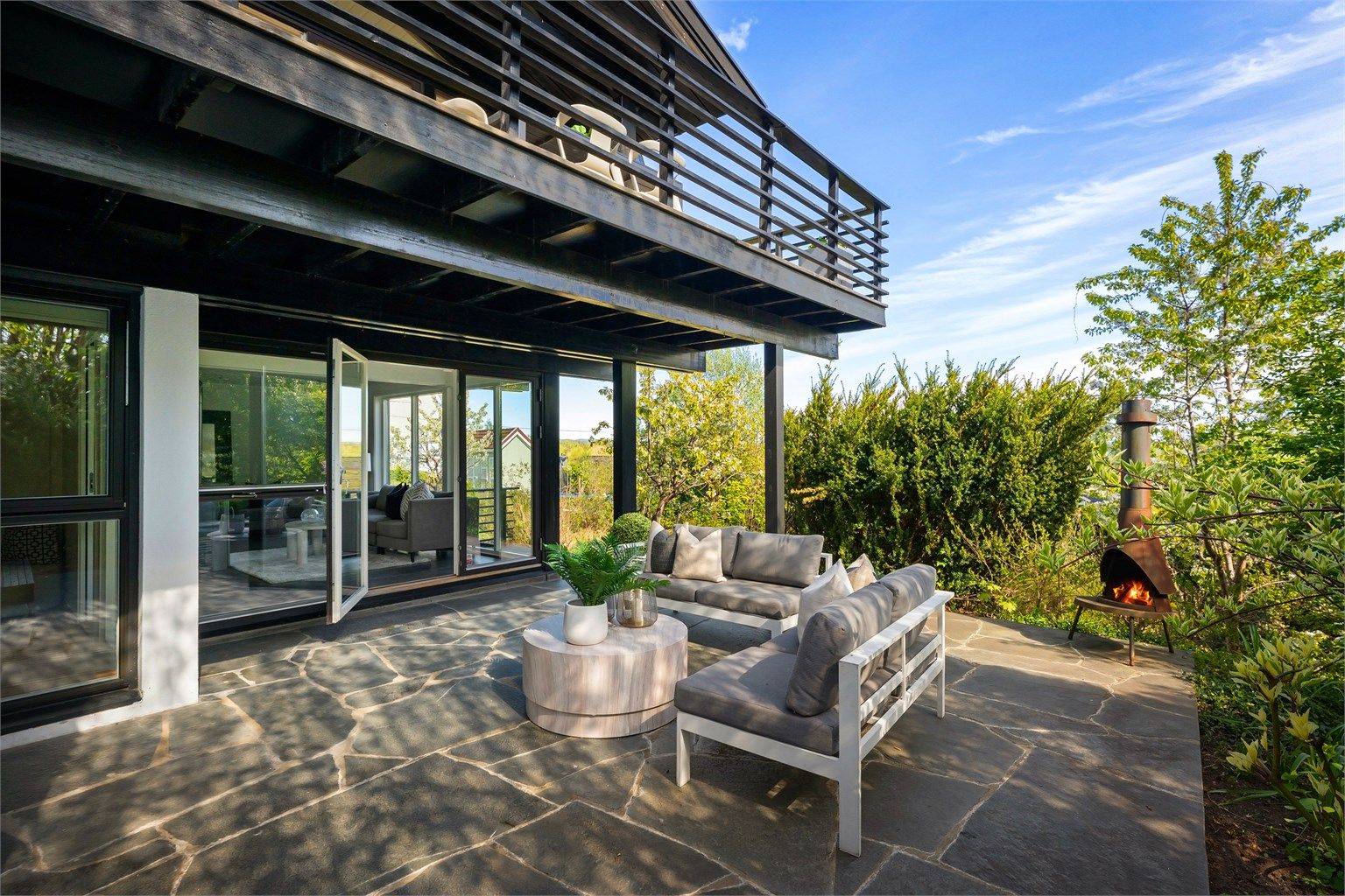 Ved stuen i underetasjen har du også en flott terrasse