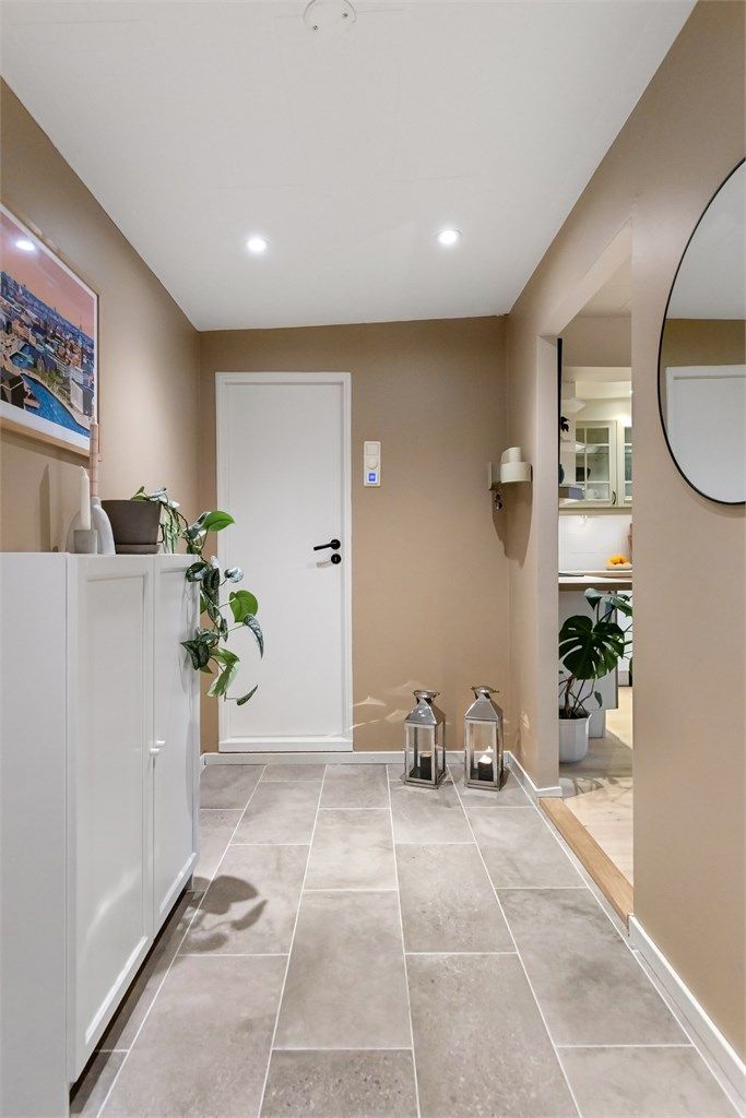 Innbydende entré med god plass for yttertøy og sko